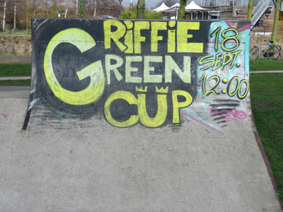 833350 Afbeelding van graffiti met de tekst 'GRIFFIE GREEN CUP - 18 sept. 12.00', op de skatebaan in het Griftpark te ...